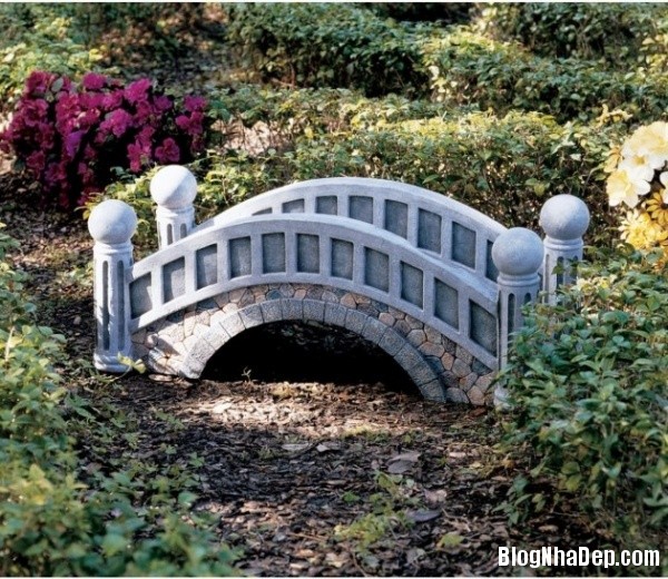 Chiếc cầu nhỏ xinh trong vườn nhà