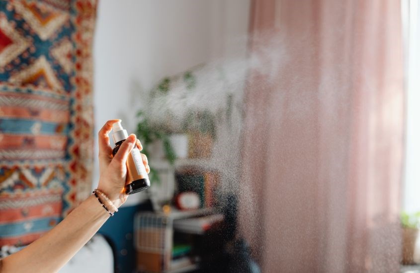 Top 8 nước hoa xịt phòng khử mùi và thơm lâu tốt hiện nay